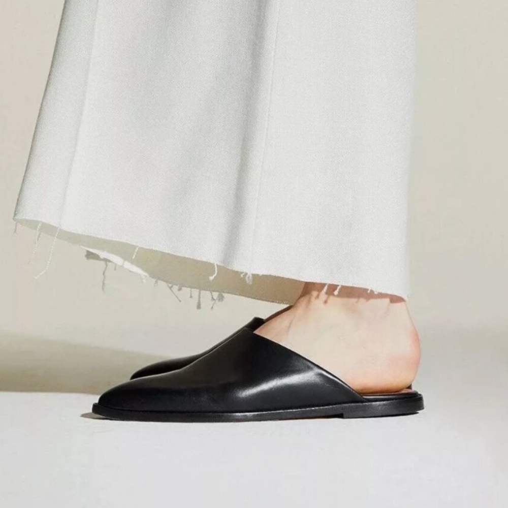 ATP Atelier Black Slip-On Slippers with Rounded Toe and Minimalist Design